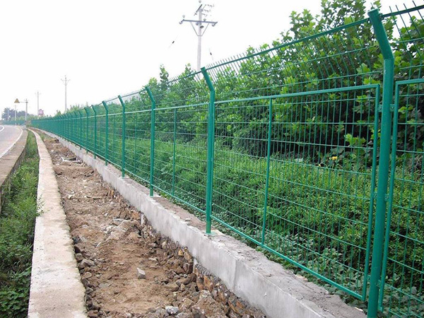 公路護(hù)欄案例.jpg